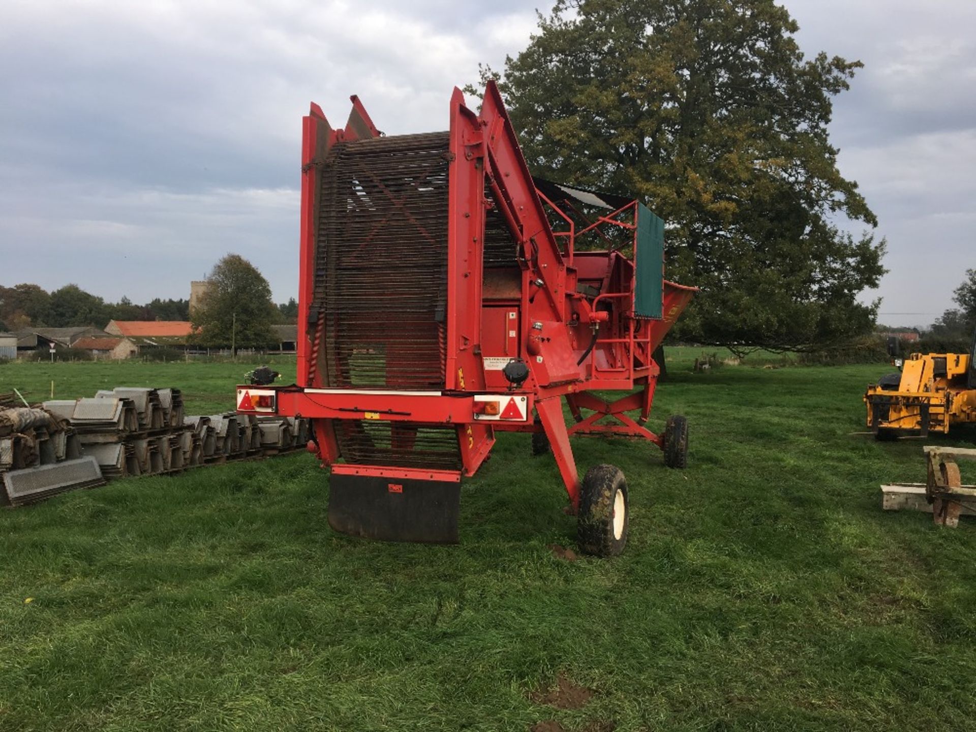 2004 CTM 514 Sugar Beet Cleaner Loader with Picking off Table and Pre Cleaning Webs. - Image 3 of 3