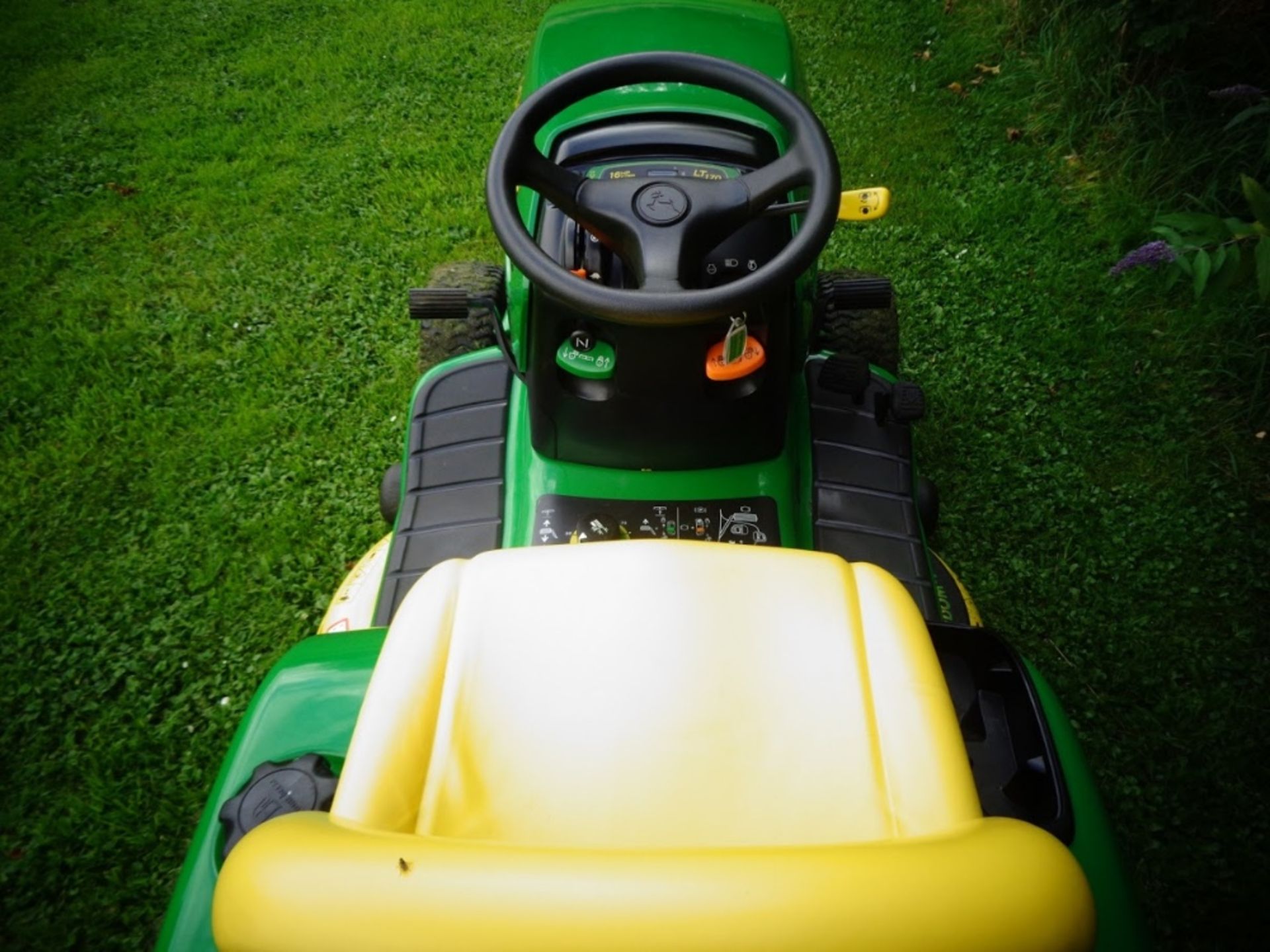 John Deere LT170 Ride on Mulch Mower with a 42 Inch Freedom deck. - Image 3 of 5