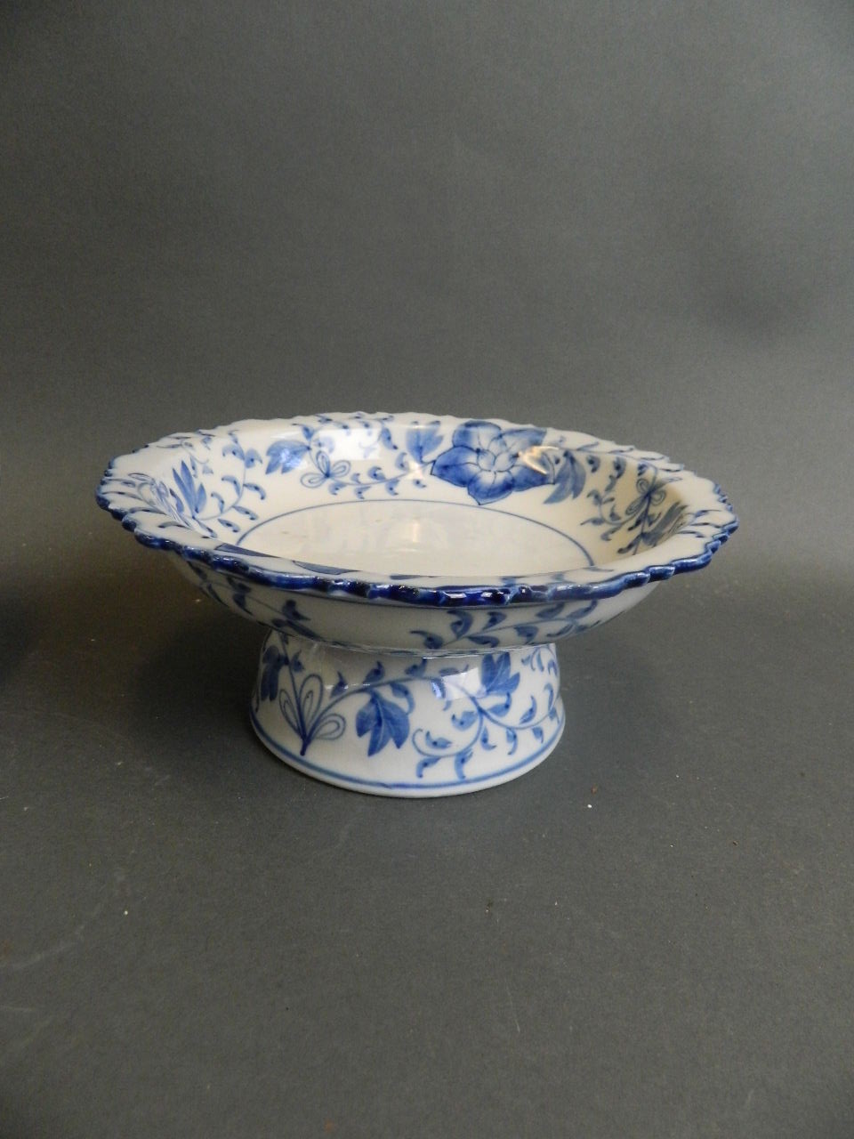 An Oriental blue and white porcelain tazza with frilled rim and floral decoration, together with a - Bild 3 aus 4