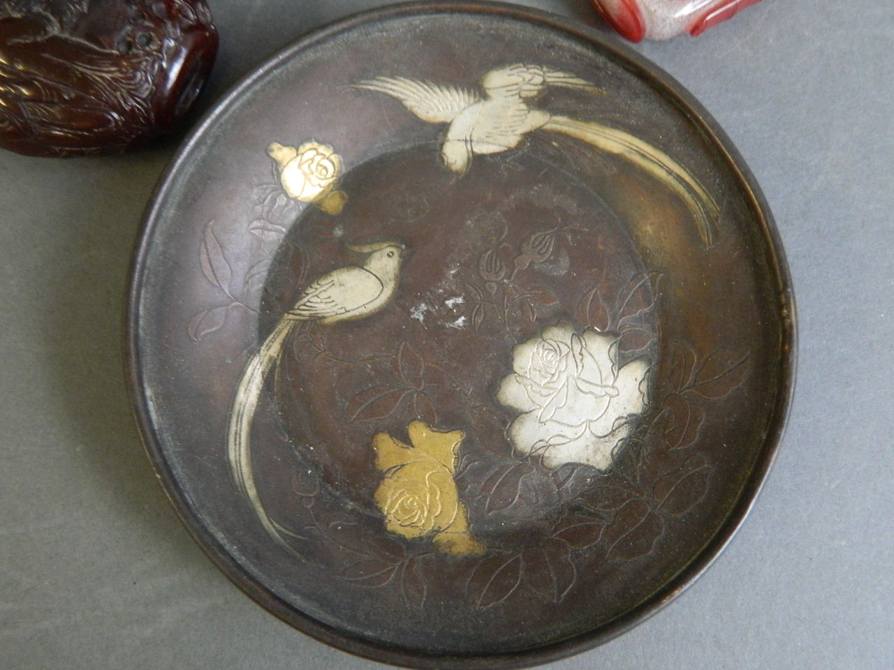 A small Chinese bronze dish inset with birds and flowers in white and yellow metal, with chased - Bild 3 aus 4