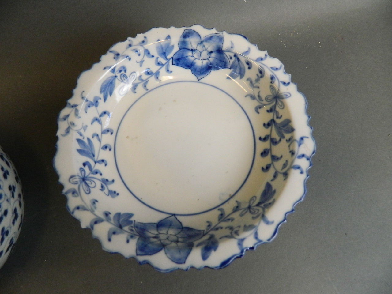 An Oriental blue and white porcelain tazza with frilled rim and floral decoration, together with a - Bild 4 aus 4