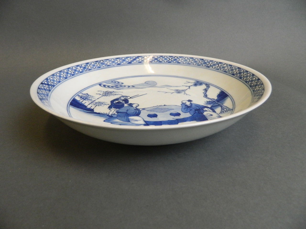 A Chinese blue and white porcelain dish decorated with gentlemen playing chequers, 6 character - Bild 2 aus 3