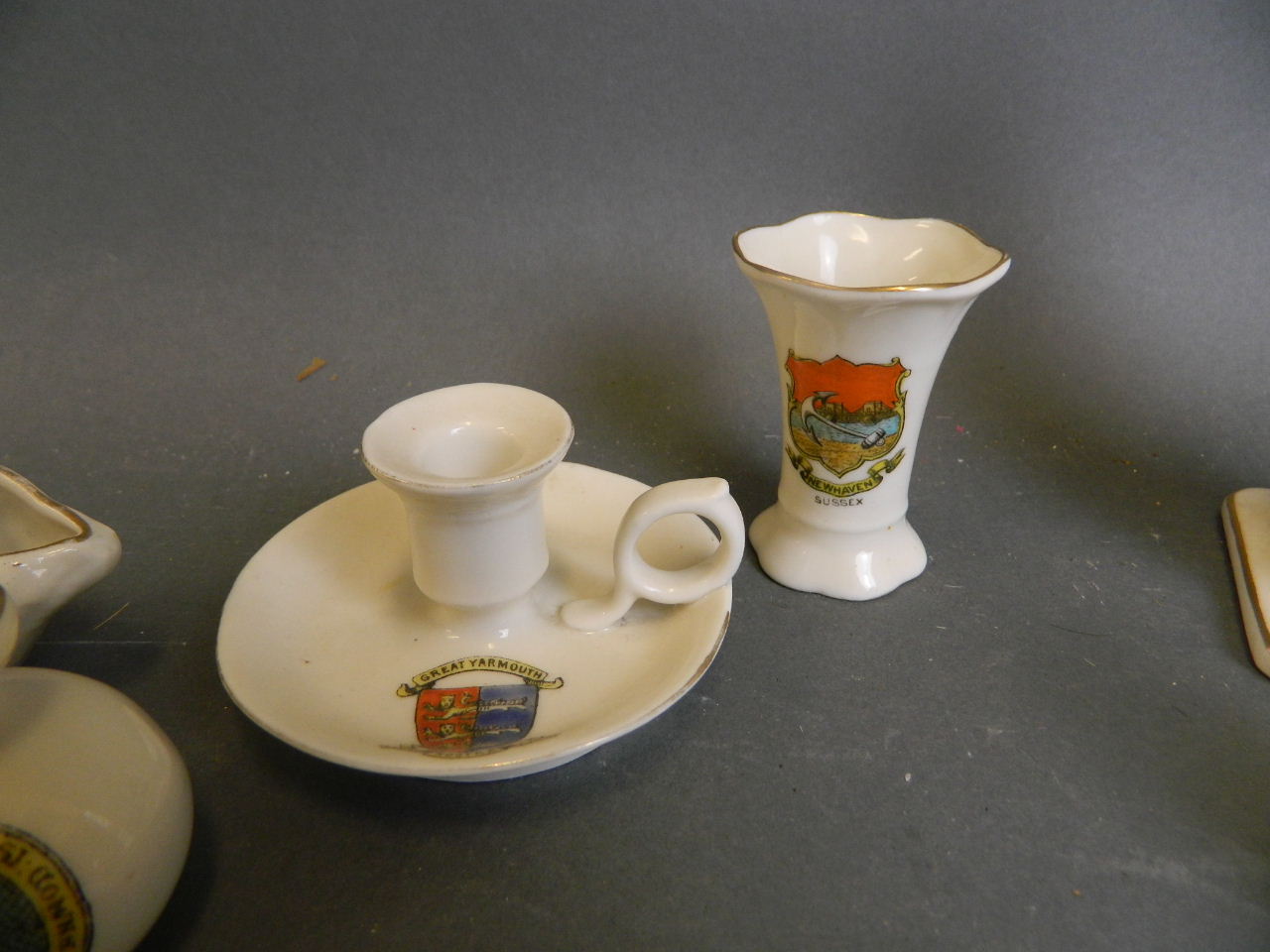 A collection of ten pieces of assorted crested china, largest 5½" - Bild 4 aus 5