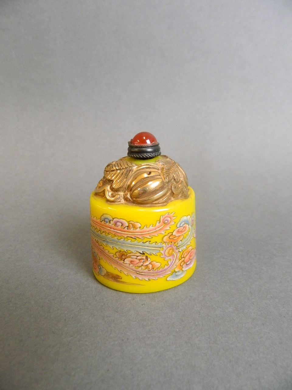 A Peking glass snuff bottle with enamelled phoenix decoration on a yellow ground, 2" high - Bild 2 aus 3