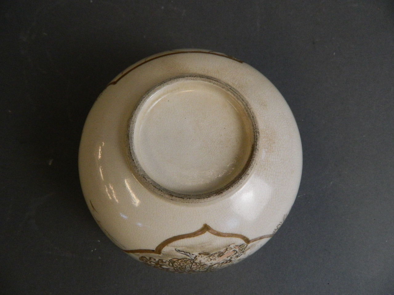 A Japanese Meiji Satsuma bowl with enamelled decoration of a huntsman, 5" diameter - Bild 3 aus 3