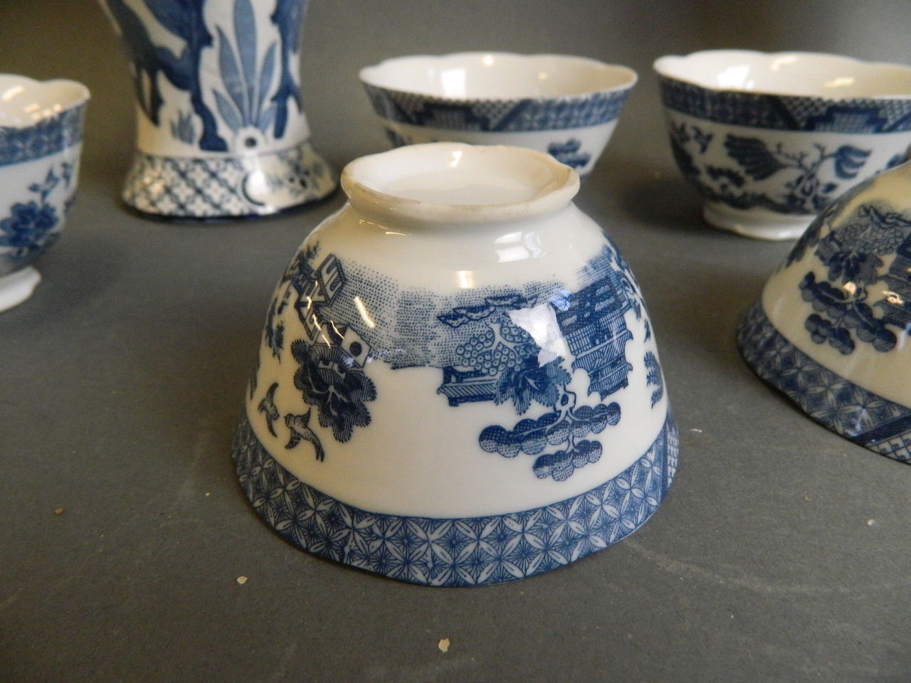 A pair of English blue and white porcelain jars decorated with Asiatic pheasants, together with - Bild 4 aus 8