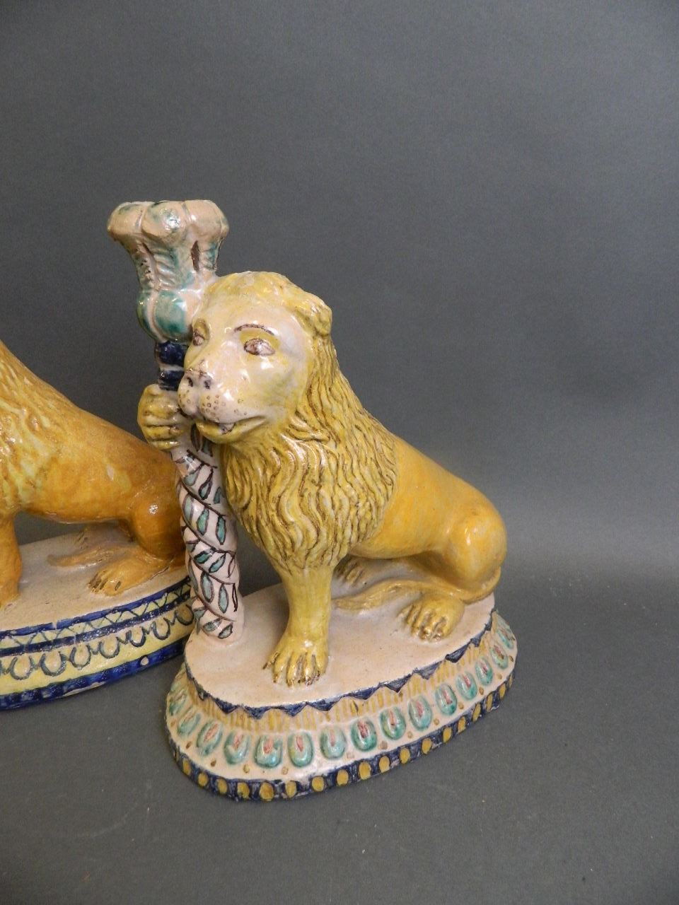 A pair of Spanish faience Majolica candlesticks in the form of lions, 9½" high - Bild 2 aus 3