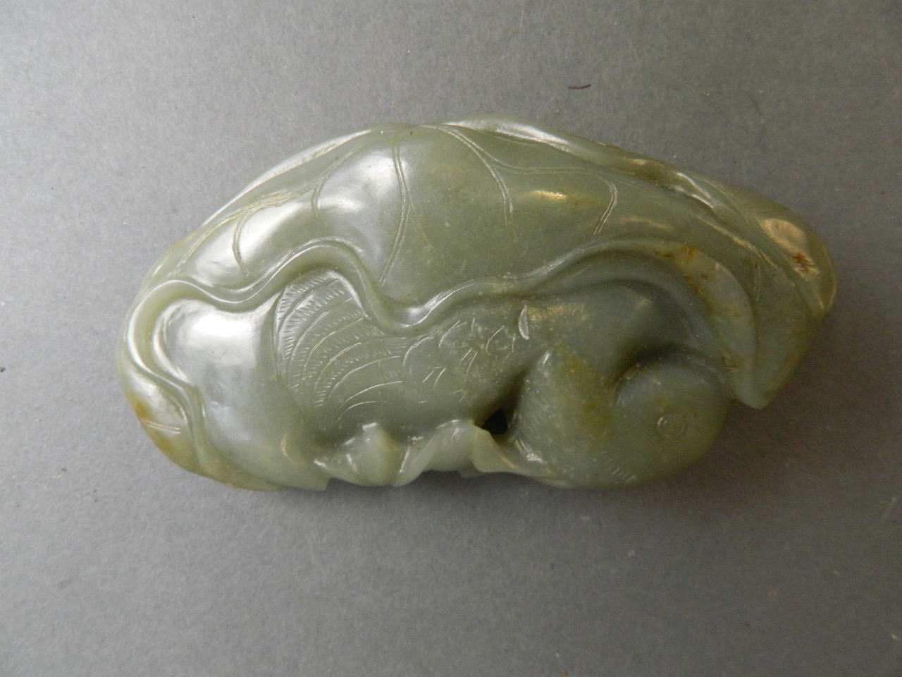 A Chinese celadon jade ornament with carved Mandarin duck decoration, 4" long - Bild 3 aus 3