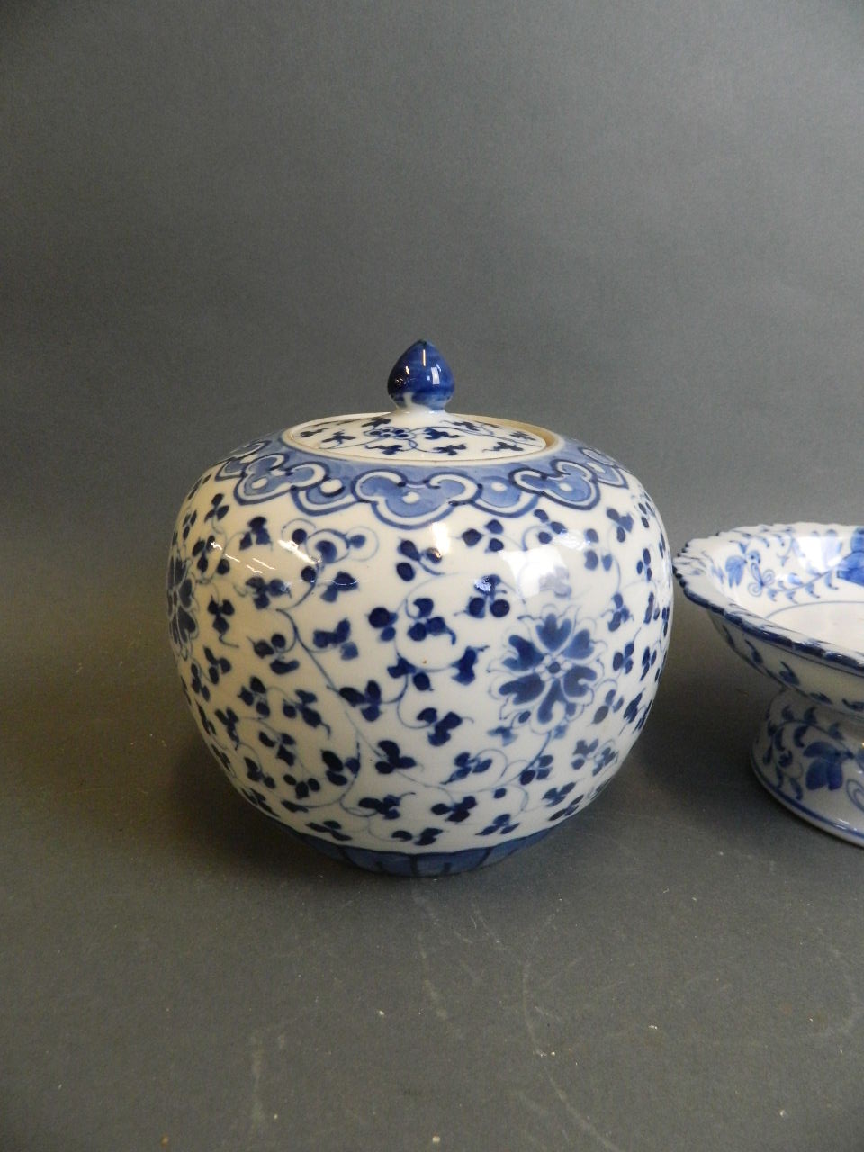 An Oriental blue and white porcelain tazza with frilled rim and floral decoration, together with a - Bild 2 aus 4