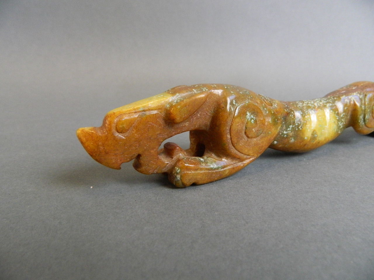 A Chinese carved hardstone ornament in the form of a dragon, 9½" long - Bild 2 aus 2