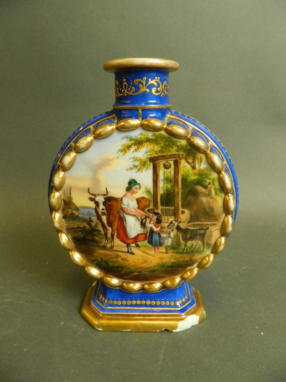 A Continental porcelain blue ground flask with painted decoration of figures and animals in farmyard - Bild 2 aus 5