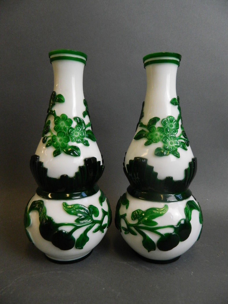 A pair of Peking glass double gourd shaped vases with overlaid decoration of fruiting peach tree - Bild 2 aus 4