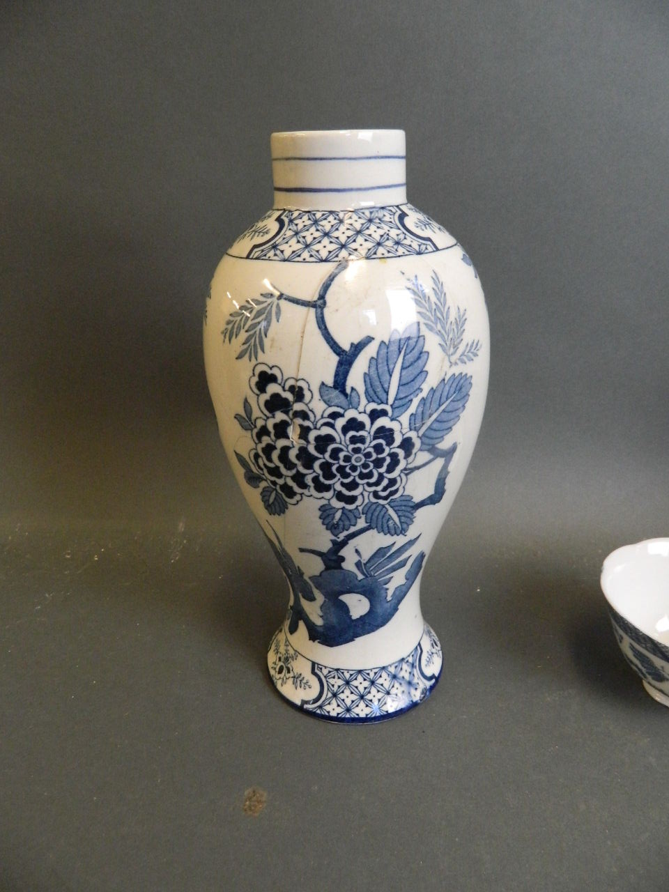 A pair of English blue and white porcelain jars decorated with Asiatic pheasants, together with - Bild 6 aus 8