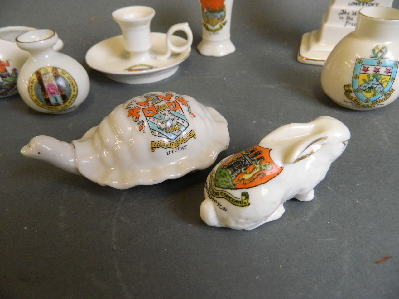 A collection of ten pieces of assorted crested china, largest 5½" - Bild 3 aus 5