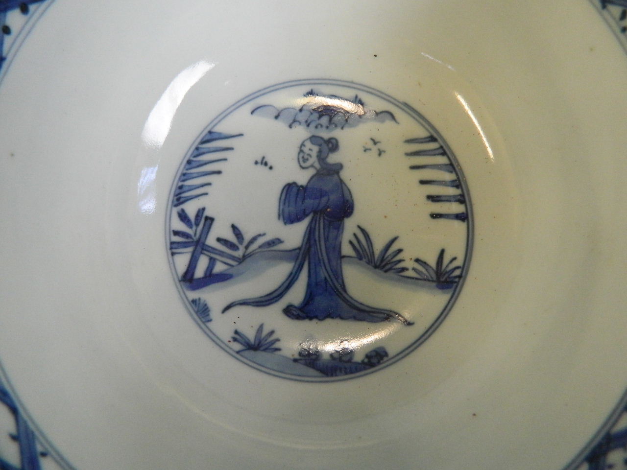 A Chinese blue and white porcelain bowl decorated with women and children in an ornamental garden, 4 - Bild 6 aus 6