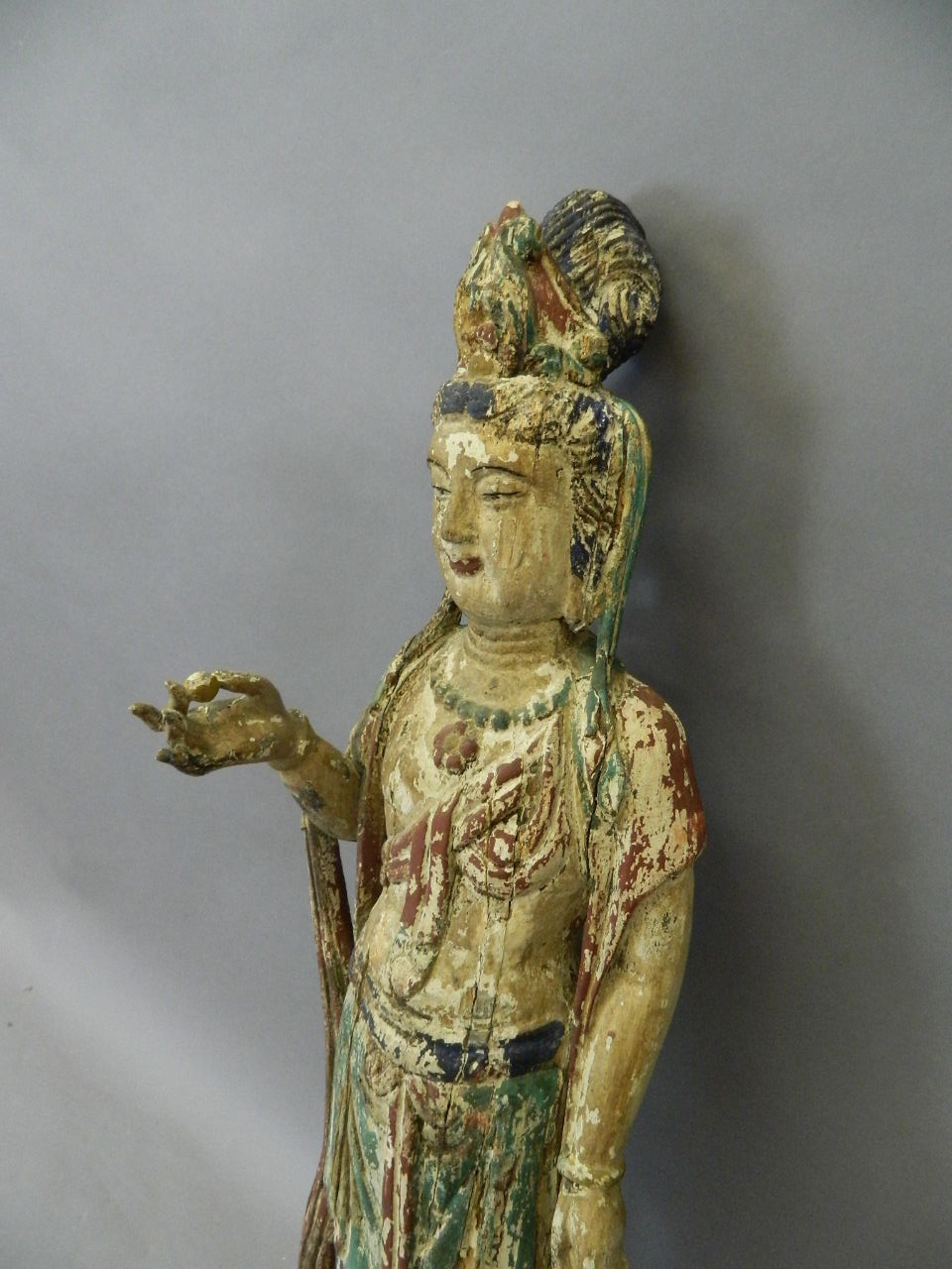 A Chinese carved and polychrome wood figure of Quan Yin, 38" high - Bild 3 aus 3