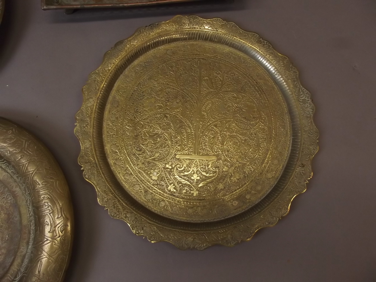 Two Middle Eastern brass wall plaques with Islamic calligraphy and designs, a shaped dish with - Bild 5 aus 7