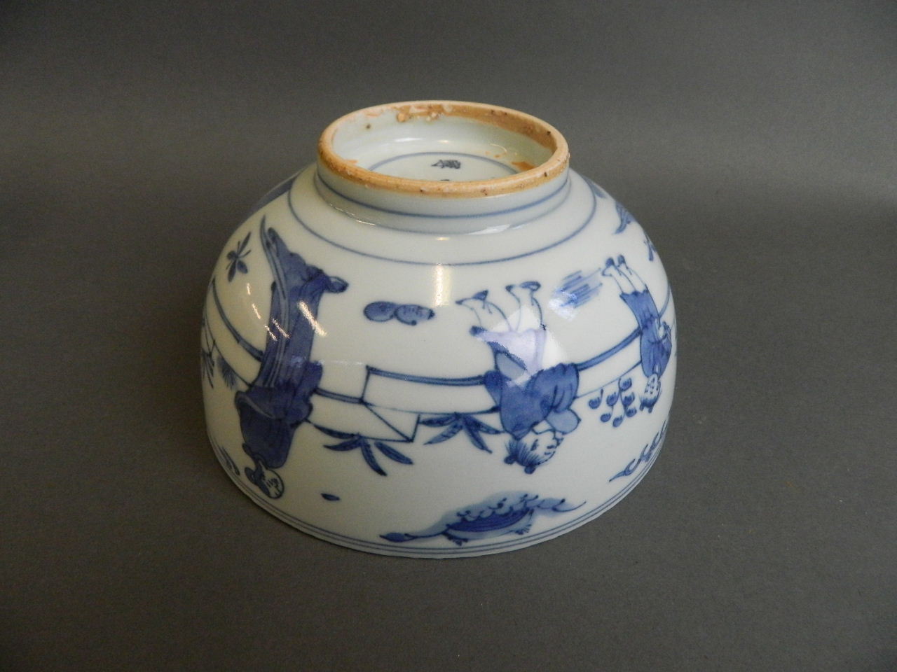 A Chinese blue and white porcelain bowl decorated with women and children in an ornamental garden, 4 - Bild 4 aus 6
