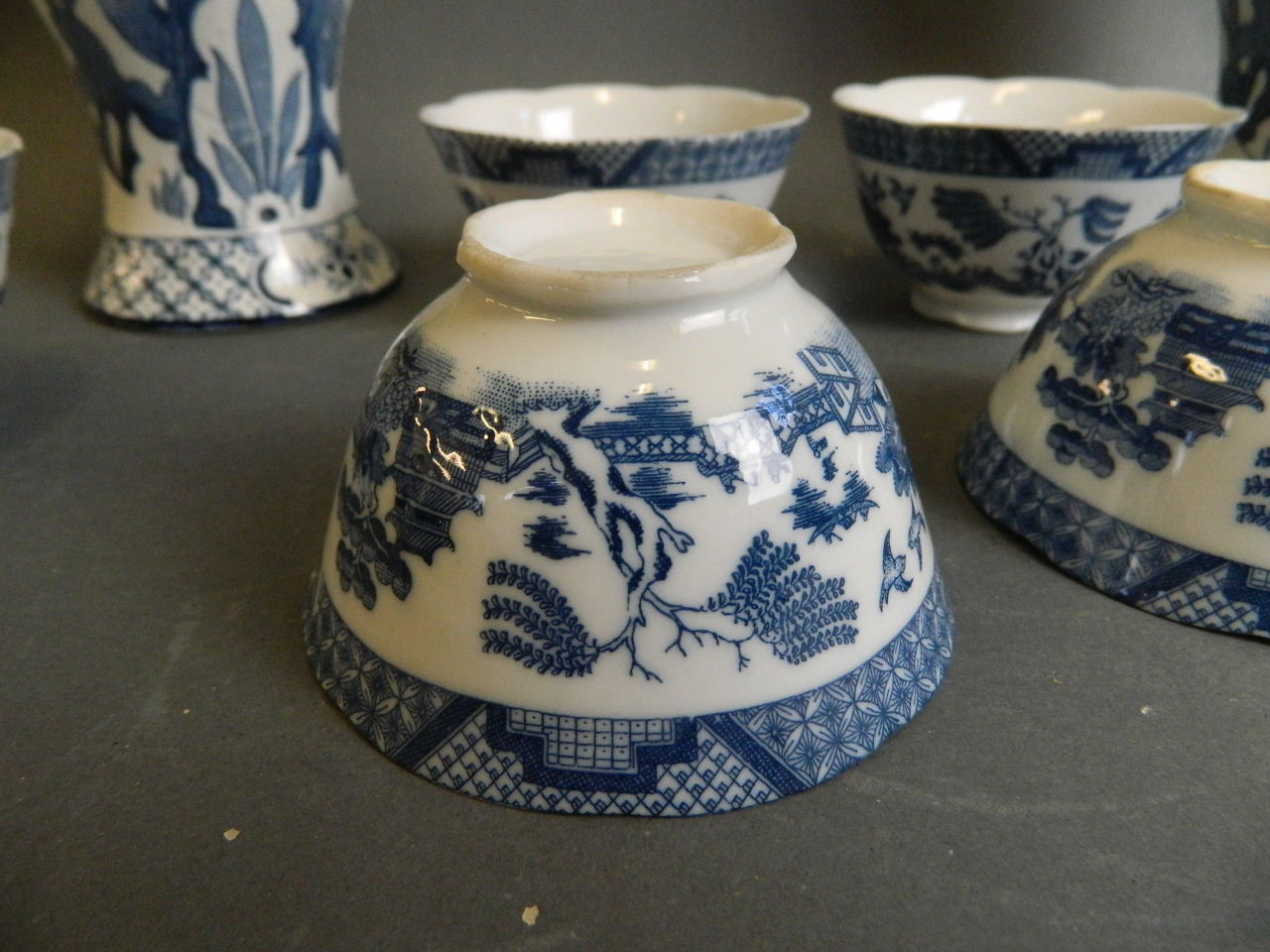 A pair of English blue and white porcelain jars decorated with Asiatic pheasants, together with - Bild 3 aus 8