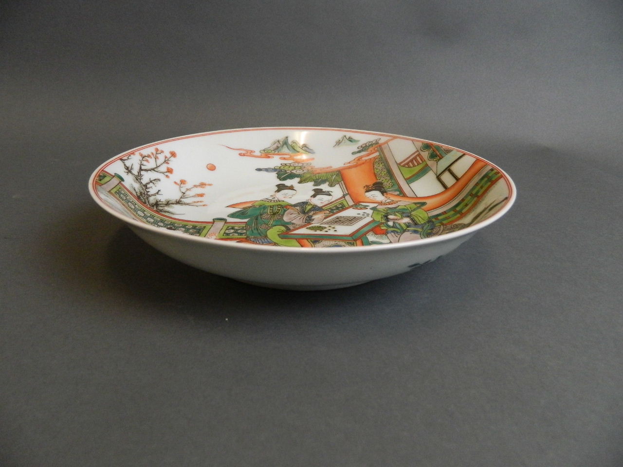 A Chinese famille verte enamelled porcelain dish decorated with women playing board games in a - Bild 2 aus 3