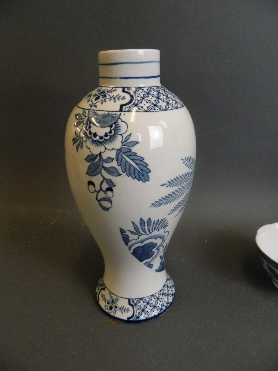 A pair of English blue and white porcelain jars decorated with Asiatic pheasants, together with - Bild 7 aus 8