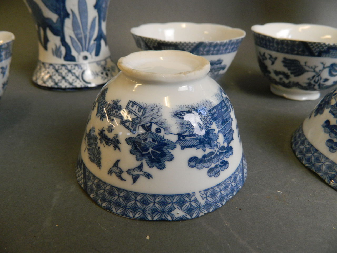 A pair of English blue and white porcelain jars decorated with Asiatic pheasants, together with - Bild 2 aus 8