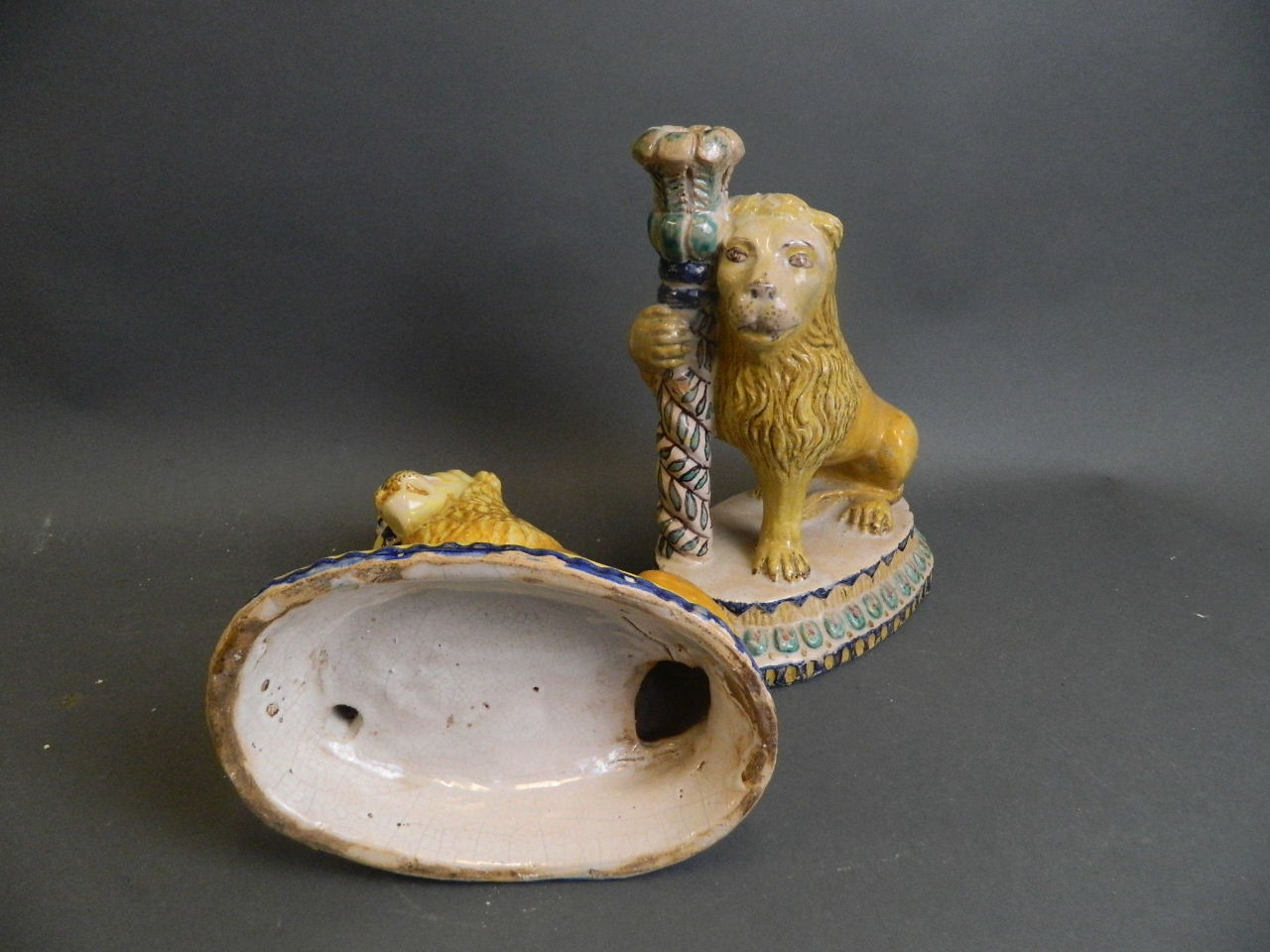 A pair of Spanish faience Majolica candlesticks in the form of lions, 9½" high - Bild 3 aus 3