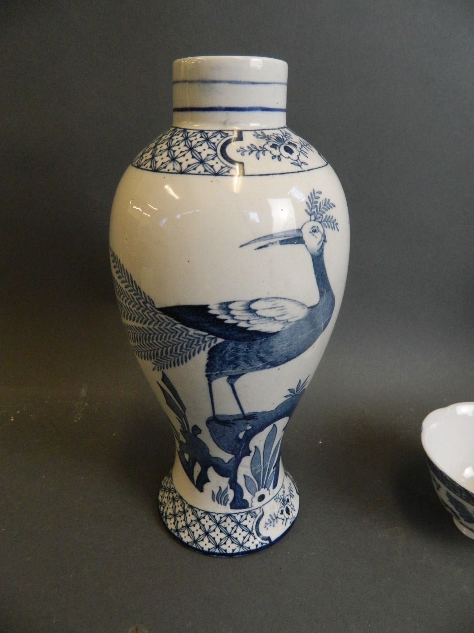 A pair of English blue and white porcelain jars decorated with Asiatic pheasants, together with - Bild 5 aus 8