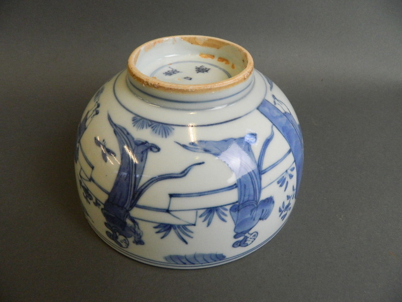 A Chinese blue and white porcelain bowl decorated with women and children in an ornamental garden, 4 - Bild 2 aus 6