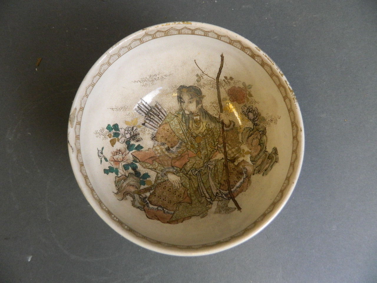 A Japanese Meiji Satsuma bowl with enamelled decoration of a huntsman, 5" diameter - Bild 2 aus 3