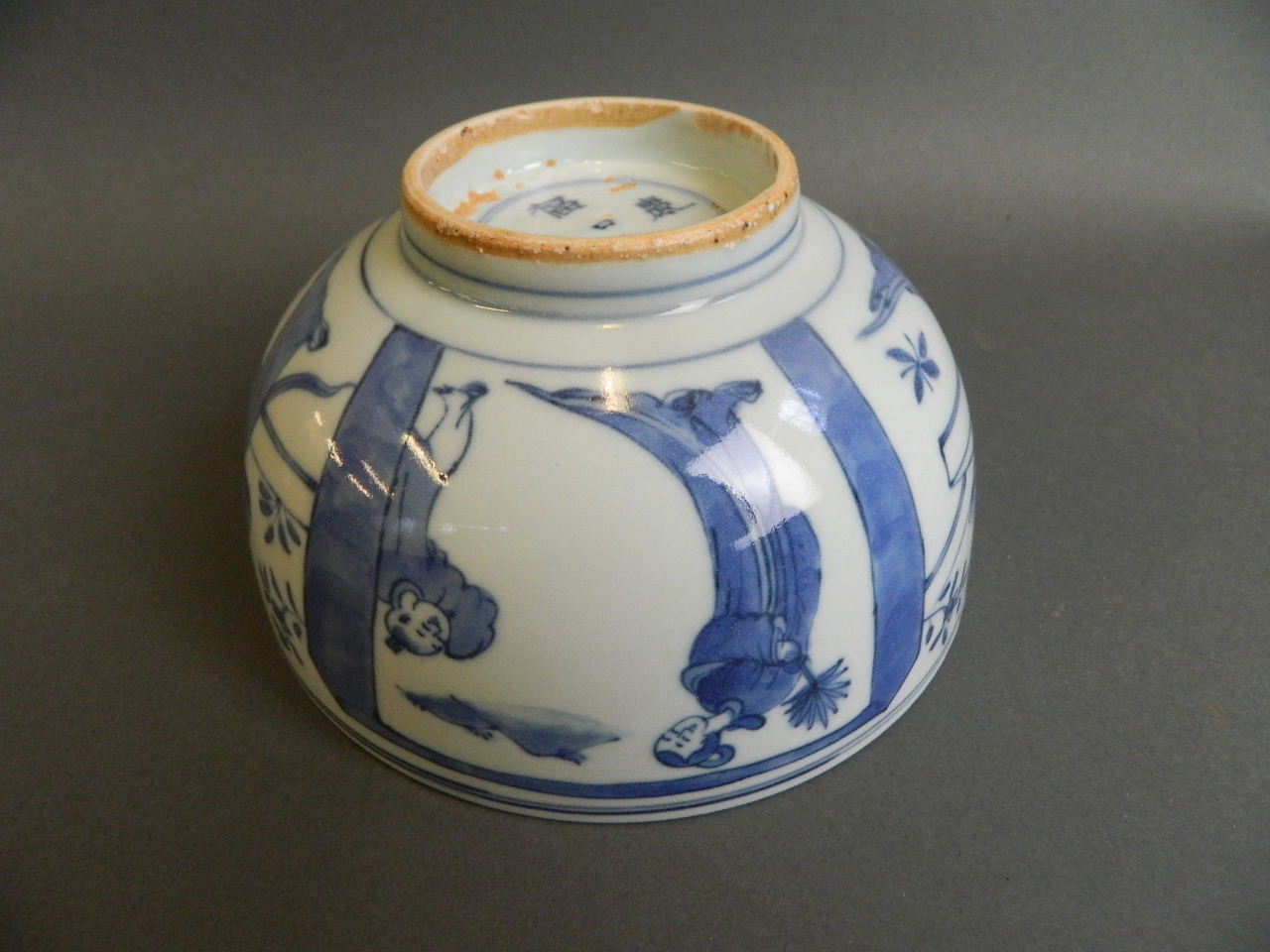 A Chinese blue and white porcelain bowl decorated with women and children in an ornamental garden, 4 - Bild 3 aus 6