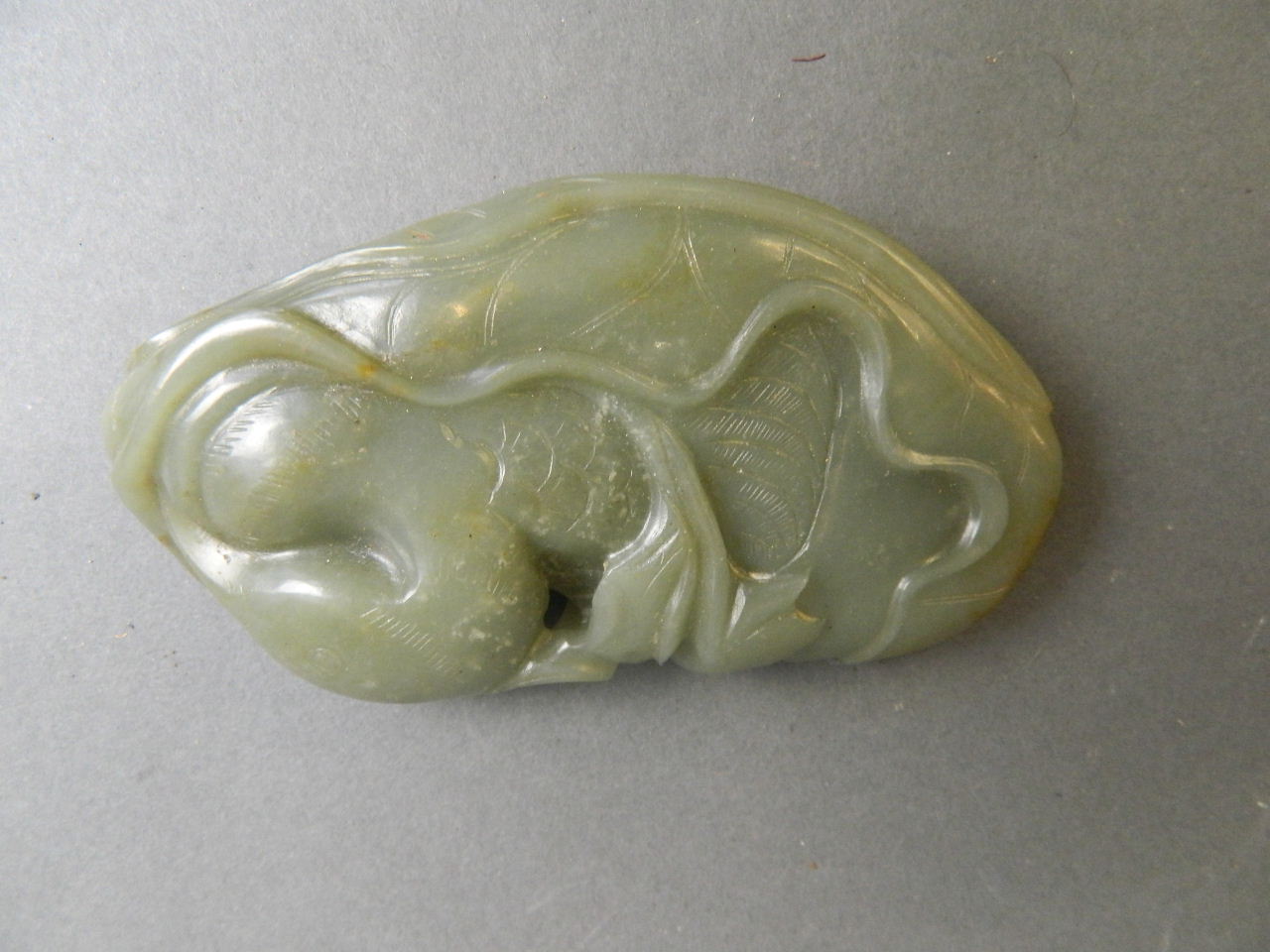 A Chinese celadon jade ornament with carved Mandarin duck decoration, 4" long - Bild 2 aus 3