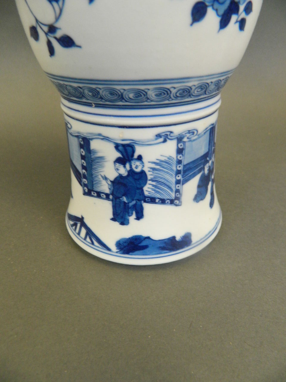 A pair of Chinese blue and white porcelain Gu shaped vases decorated with scenes of an emperor and - Image 6 of 8