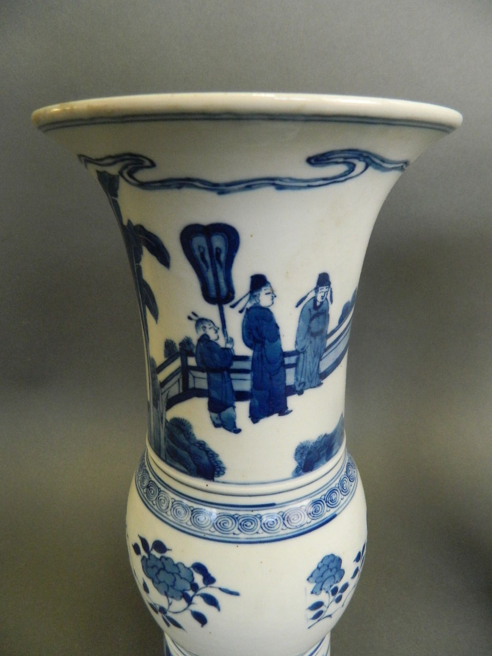 A pair of Chinese blue and white porcelain Gu shaped vases decorated with scenes of an emperor and - Image 2 of 8