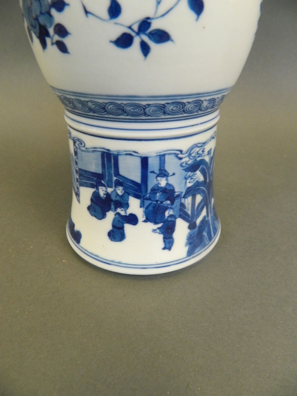 A pair of Chinese blue and white porcelain Gu shaped vases decorated with scenes of an emperor and - Image 7 of 8