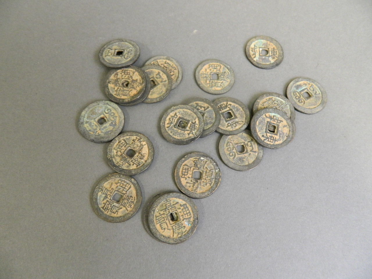 A quantity of Chinese bronze antique coins, 1"