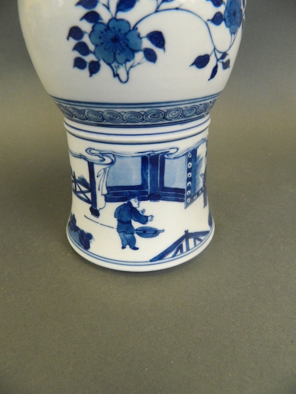 A pair of Chinese blue and white porcelain Gu shaped vases decorated with scenes of an emperor and - Image 5 of 8