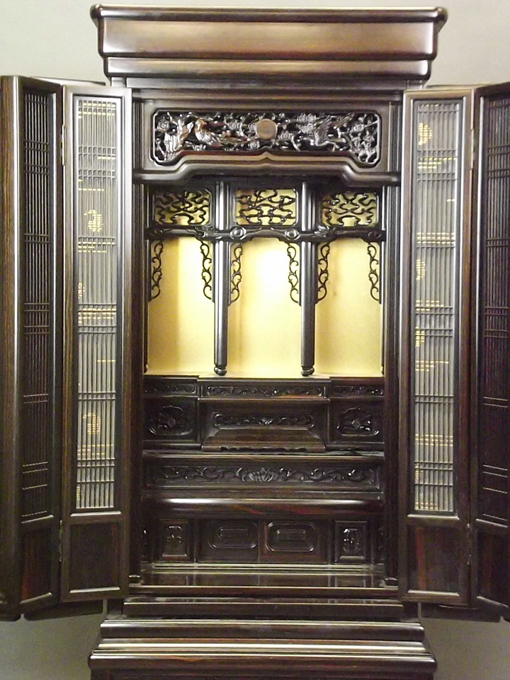 A Chinese hardwood Butsudan shrine cabinet with sectional interior enclosed by two grilled doors - Image 3 of 5