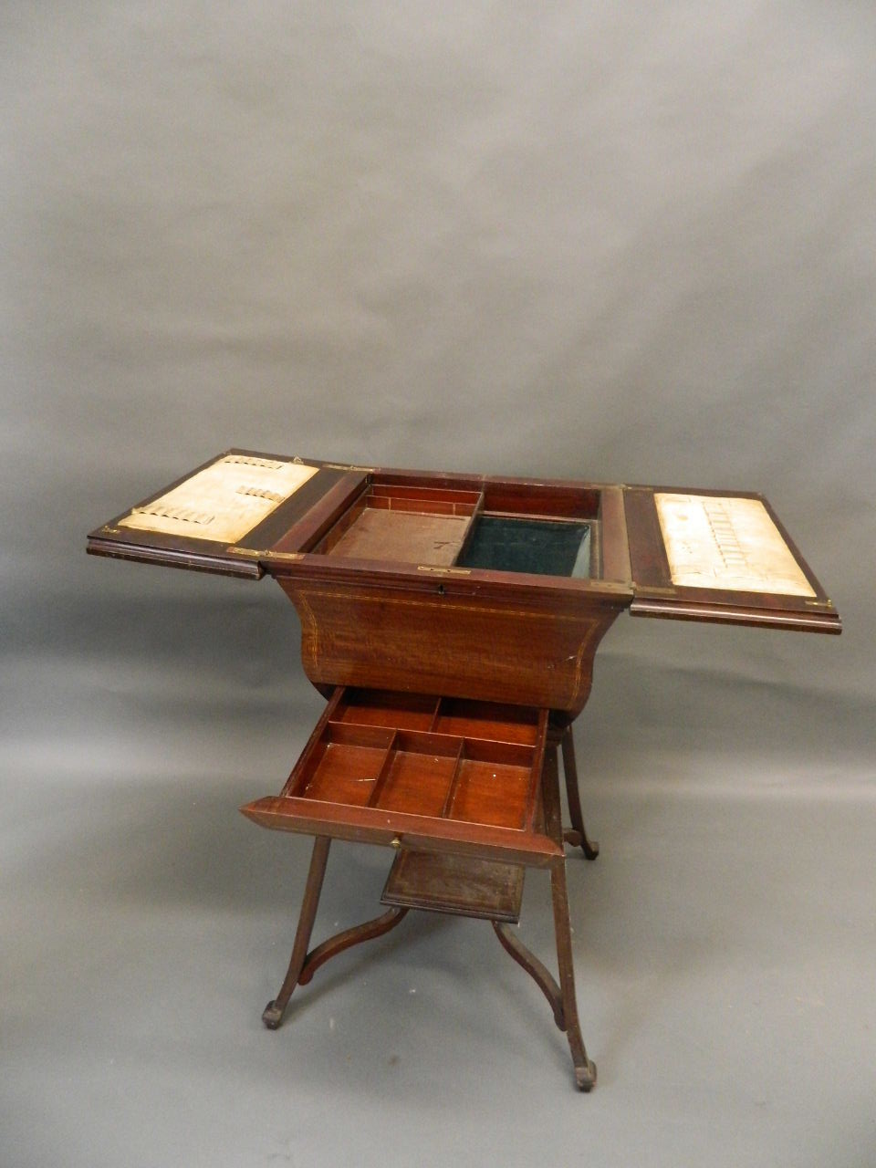 An Edwardian inlaid mahogany work box with single drawer and top flaps opening to reveal a slide and - Image 3 of 5