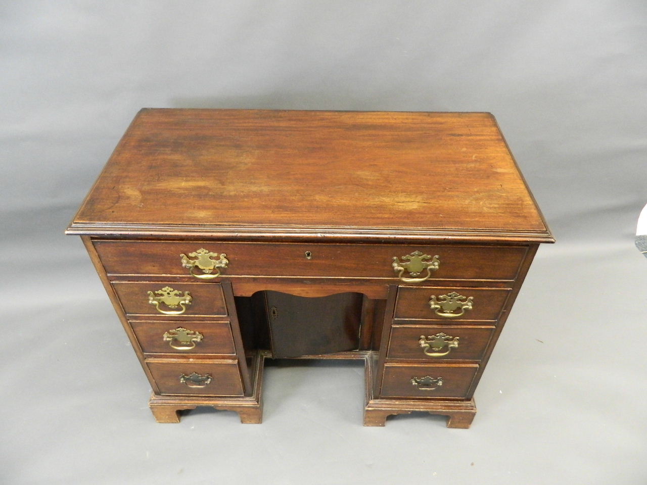 A Georgian mahogany seven drawer kneehole desk with central pigeonhole cupboard and cock beaded - Image 2 of 2