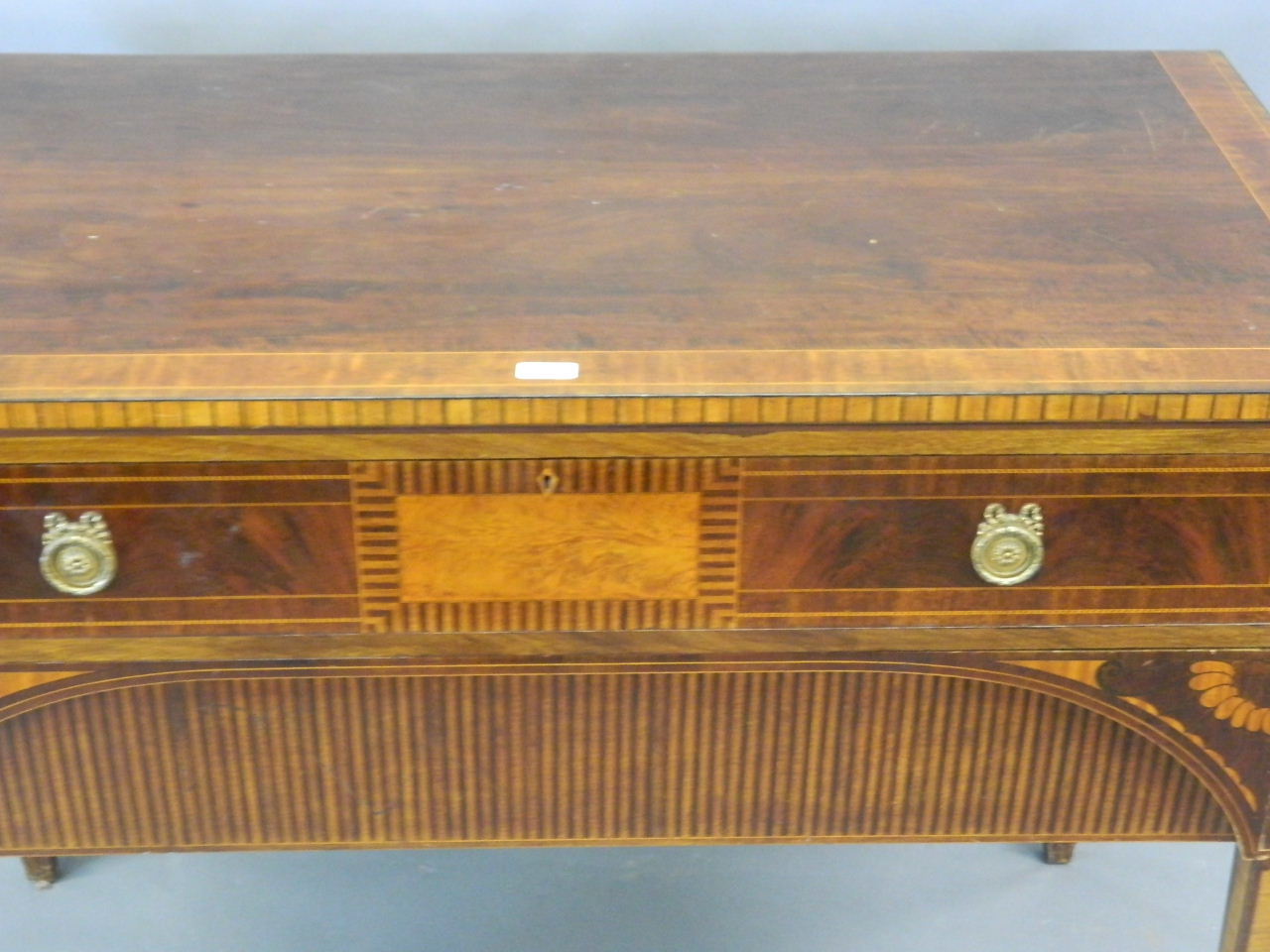 A good C19th mahogany buffet/silver table with fine inlaid decoration, 26" x 50" x 37½" - Image 5 of 5