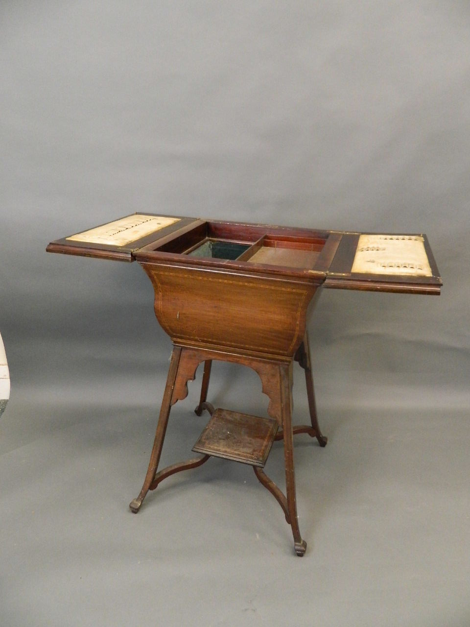 An Edwardian inlaid mahogany work box with single drawer and top flaps opening to reveal a slide and - Image 2 of 5