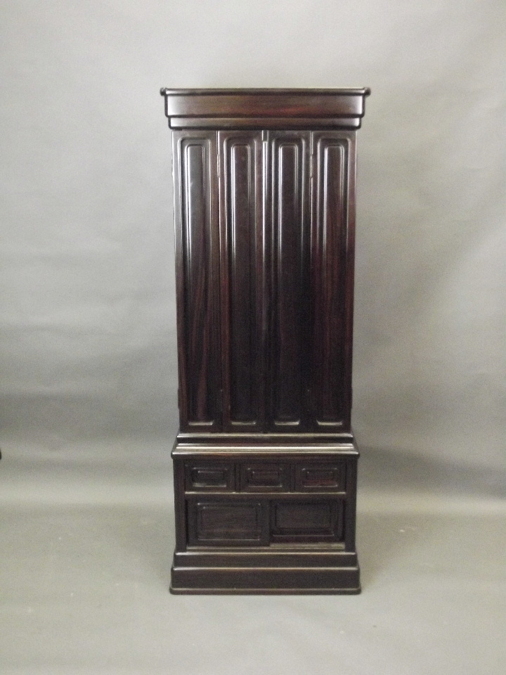 A Chinese hardwood Butsudan shrine cabinet with sectional interior enclosed by two grilled doors - Image 5 of 5