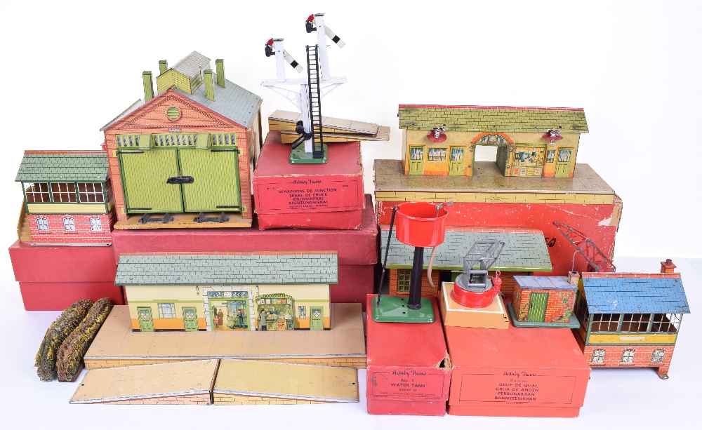 Hornby boxed and unboxed track side buildings, boxed No.3 Wayside Railway station, fair, Goods