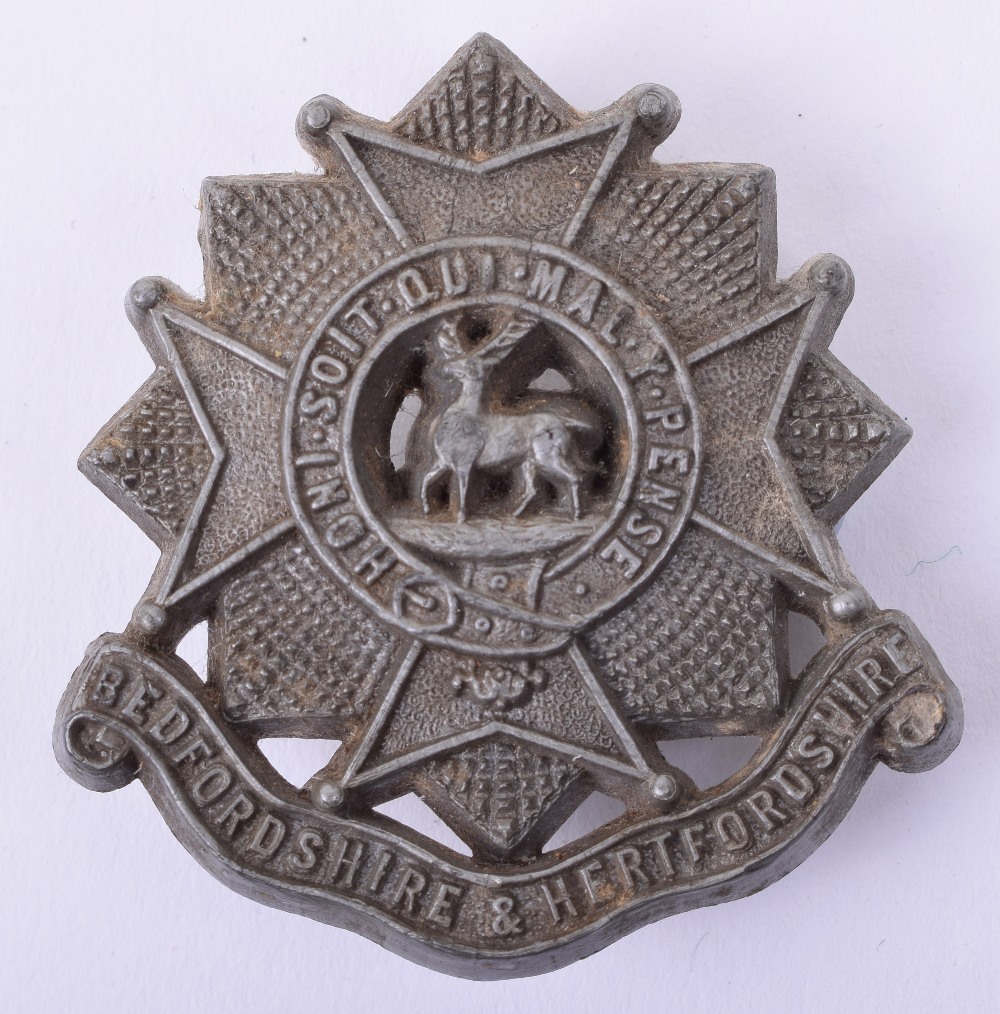 WW2 War Economy Bedfordshire & Hertfordshire Regiment Plastic Cap Badge