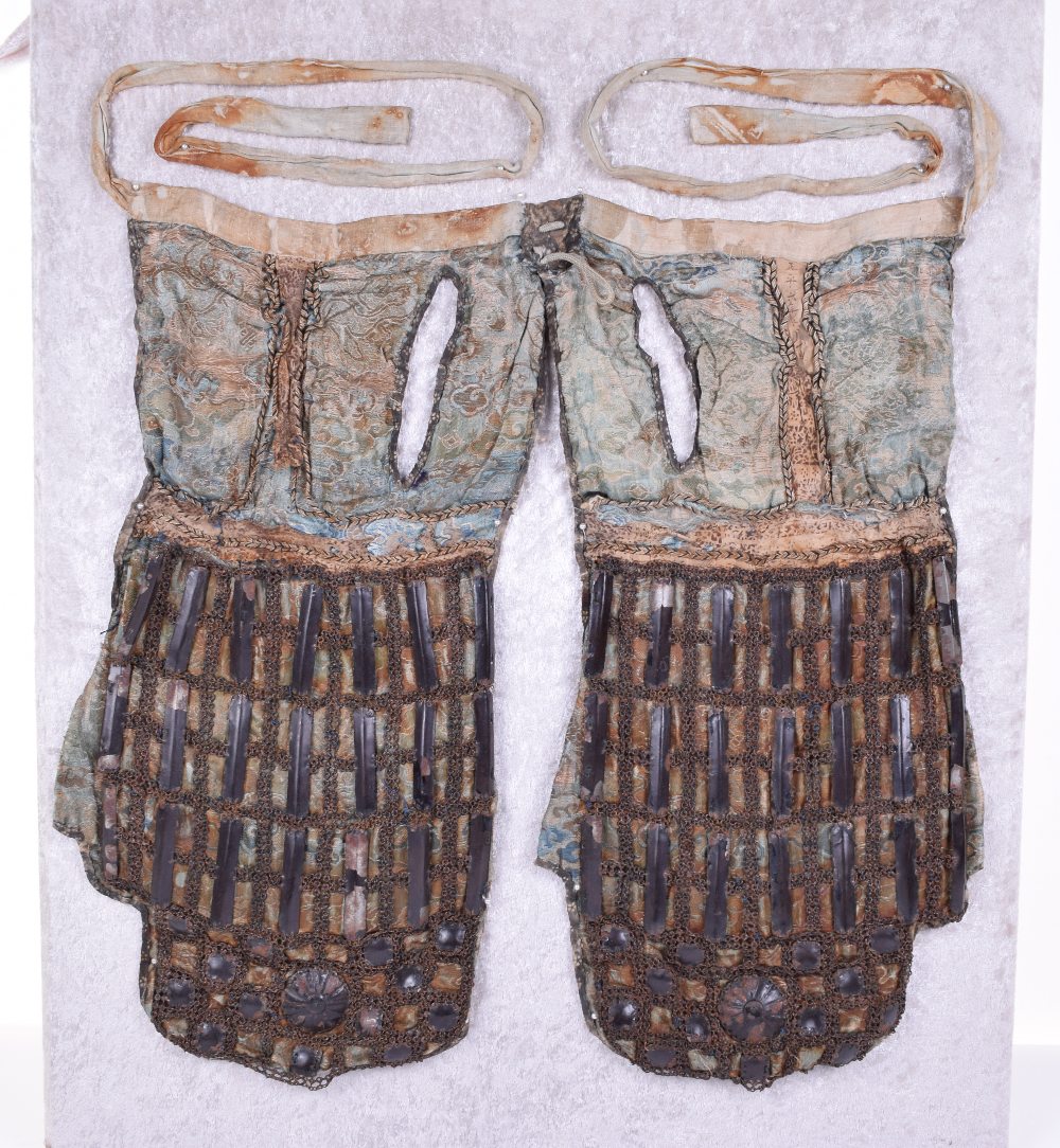 Pair of Elements from a Japanese Armour - Bild 2 aus 3