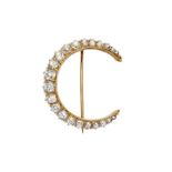 Half moon brooch in yellow gold and diamonds MATERIAL: Yellow gold and diamonds DESCRIPTION: