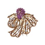 Brooch in yellow gold, rubies and diamonds MATERIAL: yellow gold, rubies and diamonds DESCRIPTION: