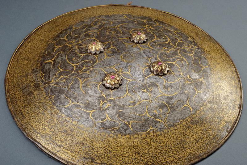 A gold and stone decorated important sipar, dating: circa 1800, provenance: India, dating: circa - Image 2 of 9