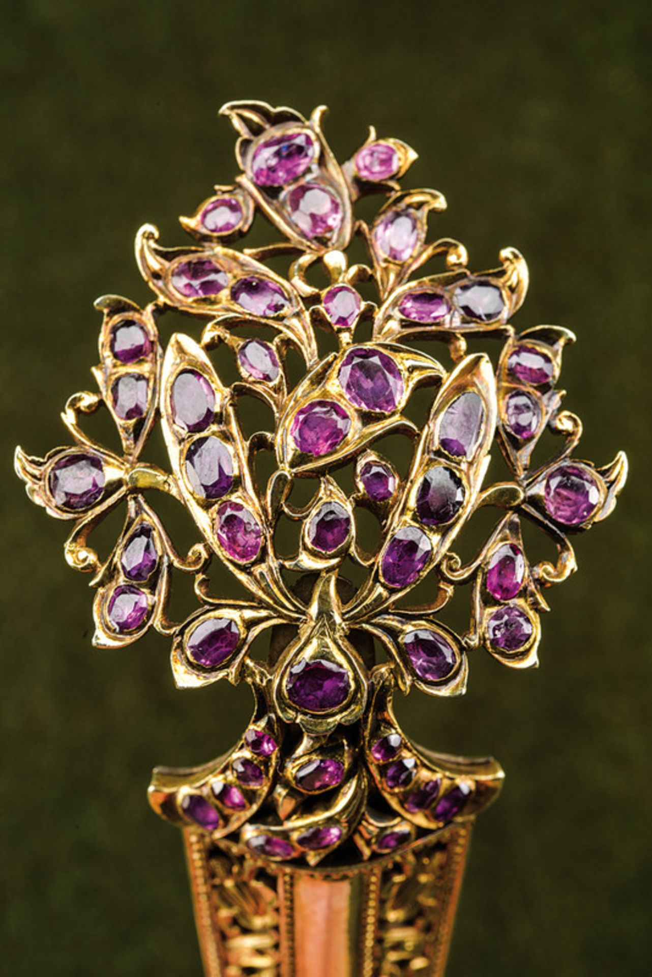 A Sarpech in gold and rubies , dating: circa 1900, provenance: India, dating: circa 1900, - Bild 3 aus 6